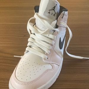 Nike Air Jordan’s Womens 1 Mid Size 7